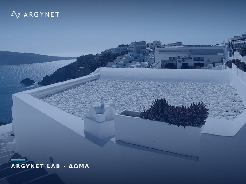 Λευκό δώμα με έρμα από βότσαλα και θέα στη θάλασσα — τελική επιφάνεια ανεστραμμένου δώματος με θερμομόνωση πάνω από τη στεγάνωση