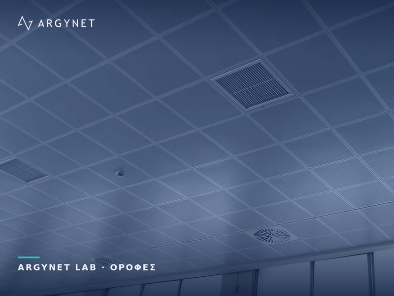 Επισκέψιμη ψευδοροφή με λευκές πλάκες σε εμφανή σκελετό T-24, γρίλιες κλιματισμού και κυκλικά στόμια διάχυσης σε χώρο γραφείων